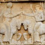 نگارۀ اردشیر بابکان در برابر اهورامزدا