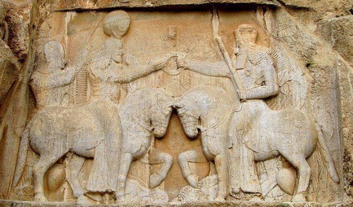 نگارۀ اردشیر بابکان در برابر اهورامزدا